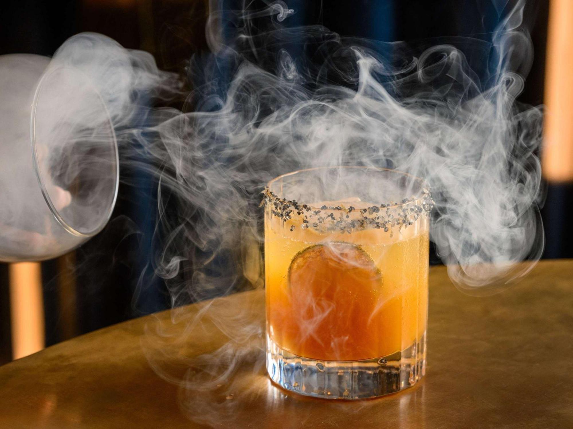 Pullman Budapešť Exteriér fotografie A smoked Old Fashioned