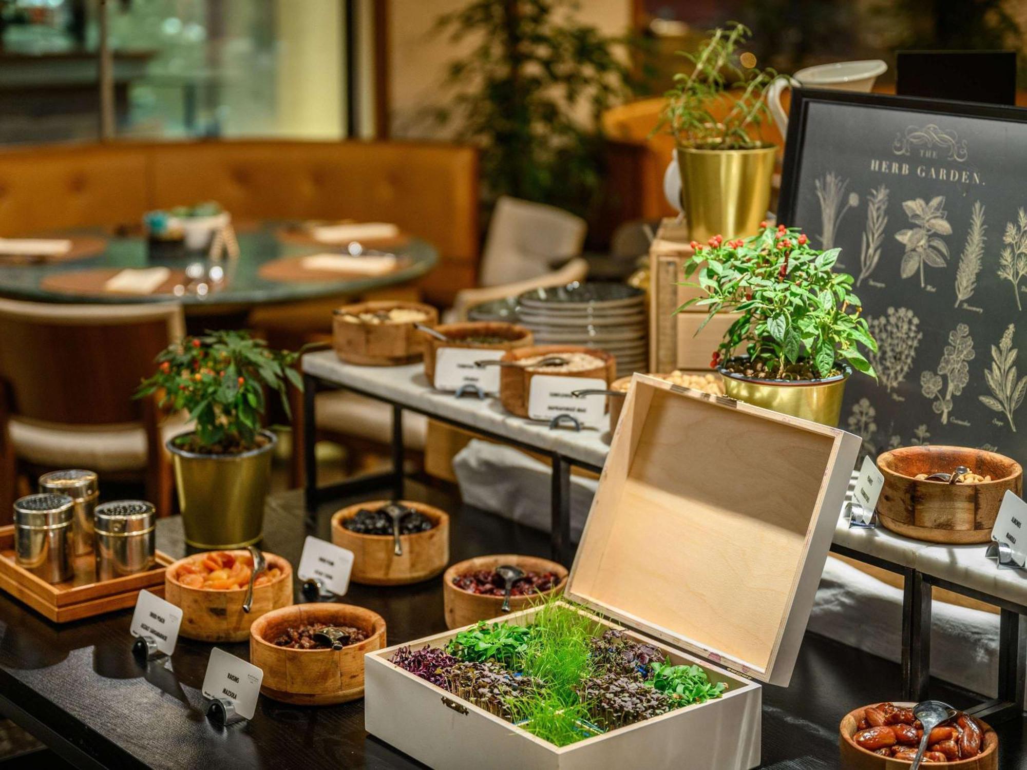 Pullman Budapešť Exteriér fotografie The Herb Garden at the restaurant